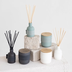 Set de vela perfumada y difusor de varillas. Set de fragancia para el hogar, presentado en una caja de regalo. Fabricado en Europa. Colecciones: Blanco, Verde, Rosa y Negro.