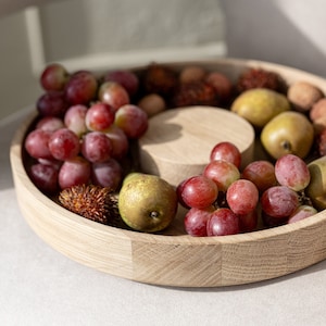 RUNDES EICHEN TABLETT mit erhöhter Mitte für Kerze, Reed Diffusor, Blumenvase. Großes natürliches Holztablett für Trockenfrüchte. Unikat Tischdekoration