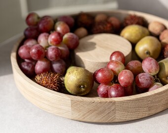 VASSOIO ROTONDO IN ROVERE con centro rialzato per candela, diffusore a bastoncino, vaso di fiori. Grande vassoio in legno naturale per frutta secca. Decorazione unica per la tavola rotonda