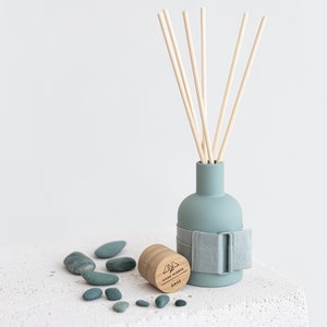 GROENACHTIGE RIJDTIFFUSER: gemak, opwekking, verrassing, tuin. Keramische vaas met eikenhouten deksel, natuurlijke stokjes en navulfles van 100 ml in zwarte doos