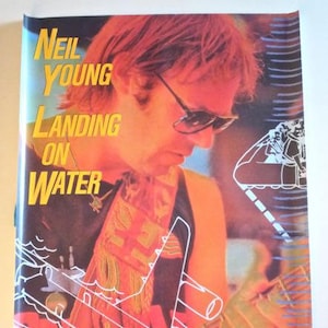 NEIL YOUNG * Promo Poster * aterrizaje en el agua * Vintage * Original * 23 x 35 * 1986