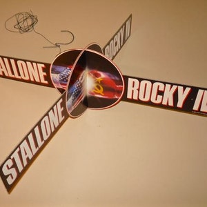ROCKY IV * Display suspenso de papelão * Promocional de 3 peças * Vintage * Ainda em embalagem lacrada * Stallone * 1985