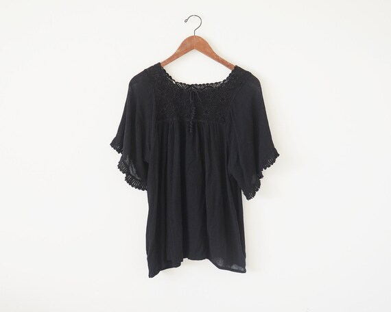 1970s boho top / crochet blouse / black peasant to