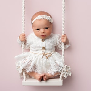 Columpio trenzado con flores de macramé. accesorios para fotos