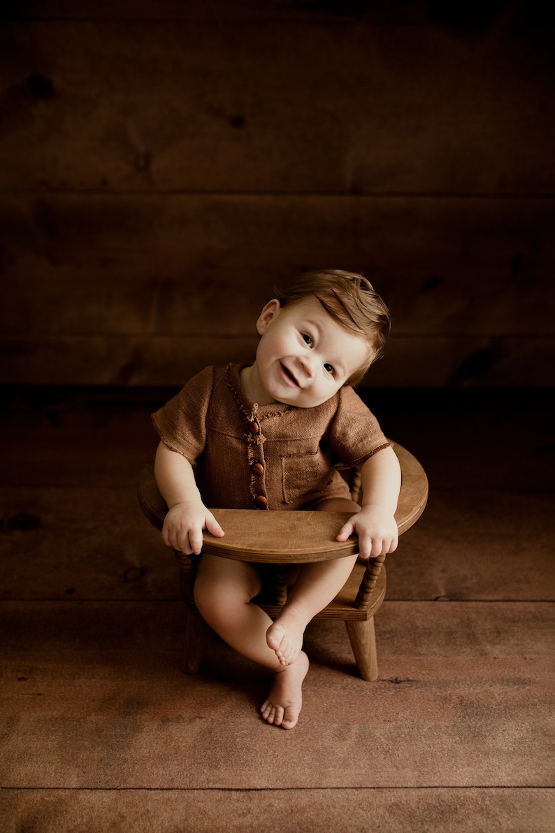 Chaise en bois de couleur marron avec dessus, accessoire pour nouveau-né, accessoire de gardienne, accessoire pour tout-petits image 3