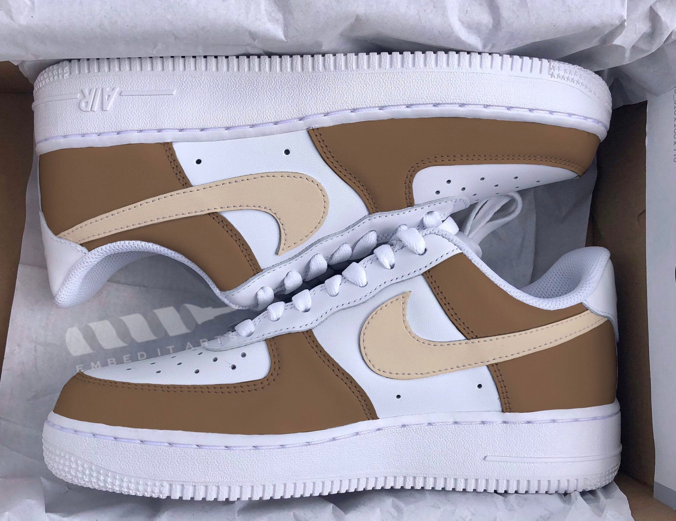 dark brown on beige af1