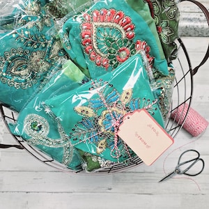 25 GROENE (grote) sari-appliqués: kerststalen met kralen, volgorde en geborduurd. Junkjournaal, gemengde techniek, poppenkunst, boho-patches, kant