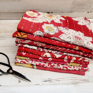 Rote Kantha Stoffreste: Handgenähtes Vintage Baumwollpaket