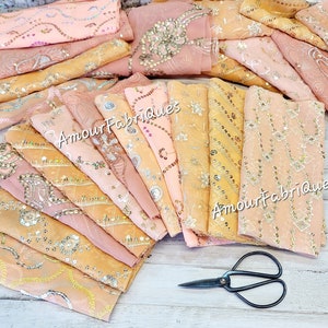 Paquete de 10 telas de sari en color MELOCOTÓN (10,5" x 10,5") Retazos de sari vintage / Retazos de tela con cuentas / Tela de secuencias / Arte de muñecas / Suministros para diarios basura