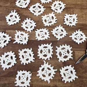 Puede incluir: Un juego de tres tazas de cerámica con un acabado mate moteado. Las tazas son de color crema, gris claro y gris oscuro. Cada taza tiene un diseño simple y minimalista y un asa redondeada.