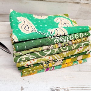 Grünes Kantha Stoffpaket: Handgenähte Vintage Baumwollreste (26,5 cm x 37 cm)