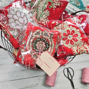 25 apliques de sari ROJOS (grandes): muestras navideñas con cuentas, secuencias y bordados. Diario basura, técnica mixta, arte con muñecas, parches bohemios, encaje