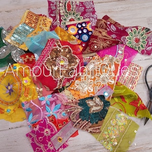 Restos de tela de sari, restos de tela, restos de adorno de sari secuenciado de gasa con cuentas de seda, borde de sari, técnica mixta, fragmentos para DIY Junk Journal