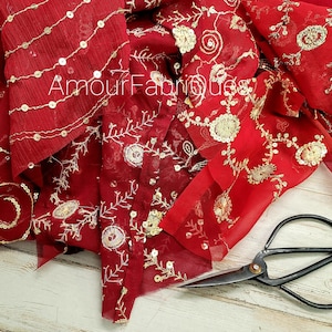 SARI SCRAPS Bolsa de 5" x 7" Retales de sari con cuentas rojas - Retales de sari - Retales bohemios - Variedad de retales con cuentas / secuencias / arte de muñecas / suministros para diarios basura