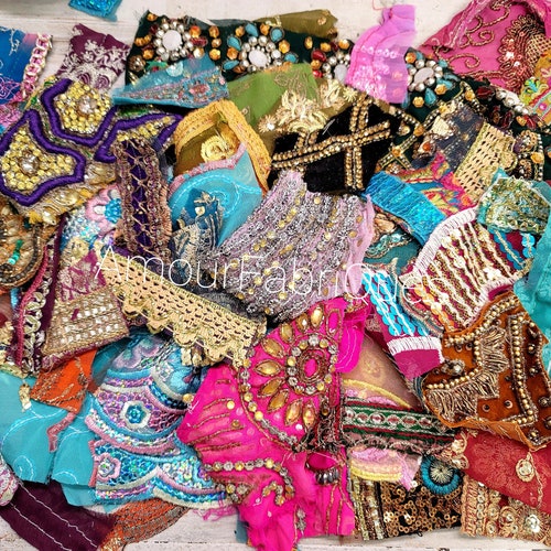 Pack de 25 chutes de sari/ chutes bohèmes/extraits de sari-tissu perlé-garnitures bohèmes-extraits d'art pour poupée-journal indésirable-reste de tissu-pack d'embellissement-