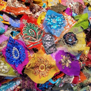 SARI SCRAPS Paquete de más de 25 fragmentos bohemios: tela con cuentas, adornos de encaje boho, arte de muñecas, diario basura, tela de retazos, paquete de adornos, adornos