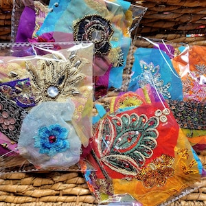 25+ Sari Scraps/Boho Scrap/Sari Scraps Packung- BOHO Stoff- Snippet Doll Art-Junk Journal-Scrap Stoff-Verzierungspackung