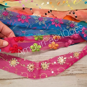 15 Yards Sari-stroken/Boho-stroken/Boho-kwastjes maken/Sari-stroken met kralen/Geborduurde stoffen stroken/Tapijthaken/ambachtelijke stoffen stroken