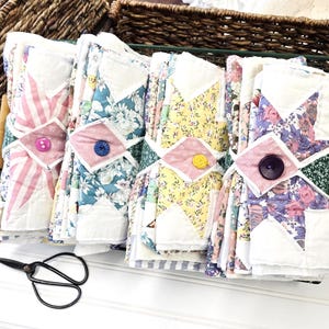 Grandi ritagli di trapunte vintage, patchwork fatto a mano, trapunte con cutter, punto lento, forniture per diari di scarto, tessuti cottage chic, tecniche miste