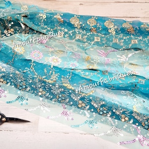 Más de 20 yardas de tiras bohemias azules/Fabricación de borlas bohemias/Tiras de sari con cuentas/Tiras bordadas/Enganche de alfombras/Tiras de tela para manualidades/Arte de muñecas/Arte con fibra