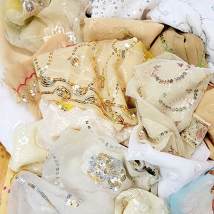 Bolsa de 5" x 7" de retazos de sari con cuentas de color BLANCO/MARFIL, retazos de sari, retazos bohemios, variedad de retazos con cuentas o secuencias