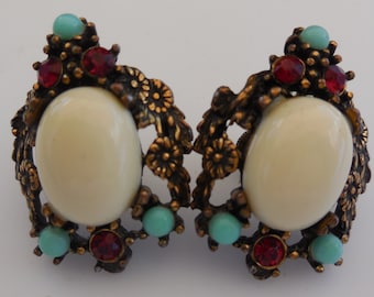 Vintage Austro Hungarian Style Off White Cabochon Faux Turquoise Ruby Rhinestones in Antiqued Brass Metal Screw Back Boucles d'oreilles