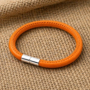 Pulseira em couro napa laranja com fecho giratório em prata de lei – masculina ou feminina