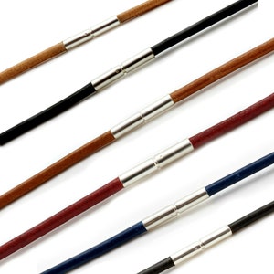 Puede incluir: Seis cordones de cuero con cierres de metal plateado. Los cordones son de color marrón, negro, beige, burdeos, azul marino y negro.
