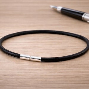 Bracciale in pelle greca nera con chiusura a torsione in argento sterling - da uomo o da donna