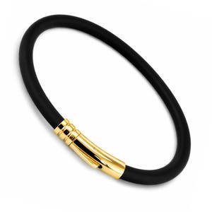 Pulsera gruesa de caucho para hombre con cierre de gatillo de acero inoxidable dorado.