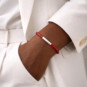 Pulsera de cuero rojo: cierre de plata de ley, compatible con cuentas de dijes.