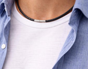 Colar de couro trançado preto, fecho giratório em prata de lei, cordão de 3 mm.