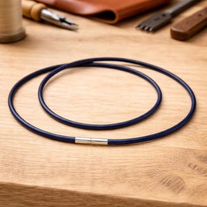 Collar de cuero azul para hombre/mujer: cordón griego de 3 mm con cierre de presión y giro de plata de ley.