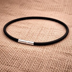 Bracciale da uomo/donna in gomma da 3 mm con chiusura a pressione e rotazione in argento sterling, cinturino minimalista.