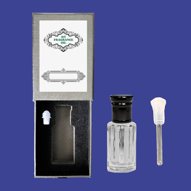 Puede incluir: Una caja plateada con una etiqueta que dice "My Fragrance Oil". La caja contiene una peque&ntilde;a botella de vidrio transparente con una tapa negra y un gotero blanco. La botella est&aacute; llena de un l&iacute;quido transparente.