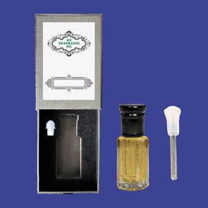 Puede incluir: Una caja plateada con una etiqueta blanca que dice "My Fragrance Oil" y una botella de vidrio transparente con una tapa negra y un gotero blanco. La botella est&aacute; etiquetada con "MyFragranceOil.com".