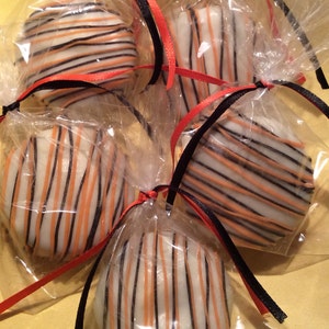 Black & Orange Chocolate Covered Oreos: Halloween Party Favors