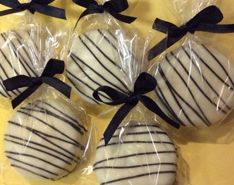 Black and White Chocolate Covered Oreos: Party Favors