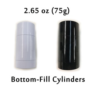 Może przedstawiać: Dwa cylindry do napełniania od dołu o pojemności 75 g, jeden biały, a drugi czarny. Cylindry są wykonane z tworzywa sztucznego i mają gładkie, błyszczące wykończenie.