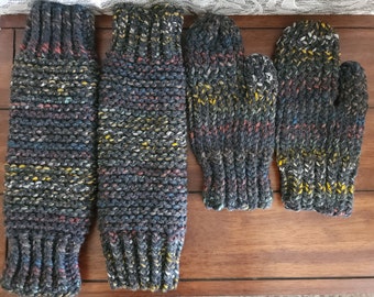 Ensemble assorti tricoté à la main : écharpe, mitaines et jambières - Laine et acrylique - Charbon (gris/noir) avec jaune, bleu, rouge et blanc - Cadeau de vacances
