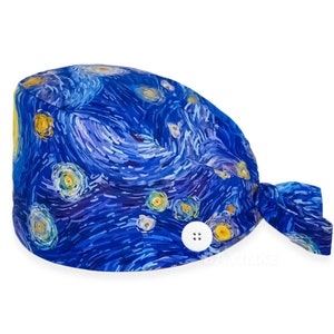 Peut inclure: Un bonnet de chirurgien bleu et jaune à motifs avec un bouton blanc. Le motif rappelle la peinture "La Nuit étoilée" de Vincent van Gogh.
