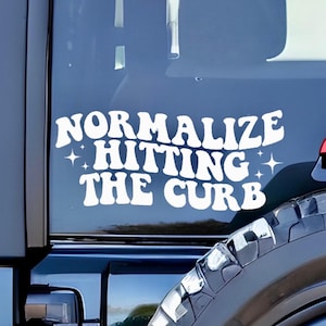 Calcomanía divertida para coche: Normaliza los golpes en la acera - Vinilo adhesivo