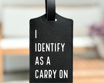 Divertida etiqueta de equipaje de cuero: «Me identifico como equipaje de mano». Accesorios de viaje, ideal para regalar a mujeres.