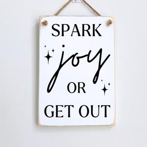 素朴な木製「Spark Joy」ドアハンガー：面白い壁飾り