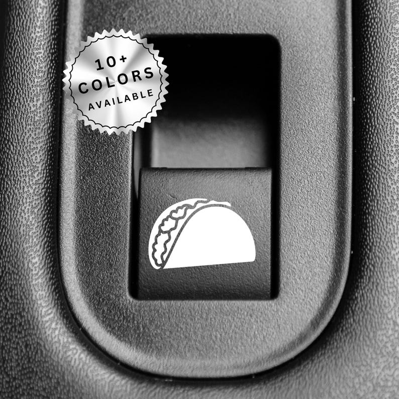 K&ouml;nnte beinhalten: Eine schwarze Autot&uuml;rverkleidung mit einem silbernen Aufkleber, auf dem "10+ FARBEN VERF&Uuml;GBAR" steht. Die Verkleidung hat einen Knopf mit einer wei&szlig;en Umrandung eines Tacos.