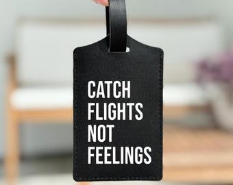 Etiqueta de equipaje de cuero "Catch Flights Not Feelings", accesorios de viaje para mujer, regalos para el Día de Galentine para mejores amigas, regalos para viajes de chicas