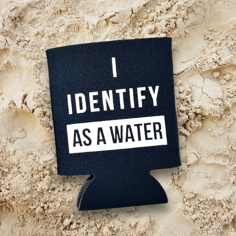 Op de afbeelding: Zwarte en witte koelbox met de tekst "Ik identificeer me als water".