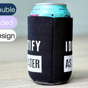 Op de afbeelding: Zwarte neopreen blikjeskoeler met witte tekst die aan &eacute;&eacute;n kant "Ik zou liever drinken" en aan de andere kant "Identificeer jezelf als een waterpersoon" zegt.