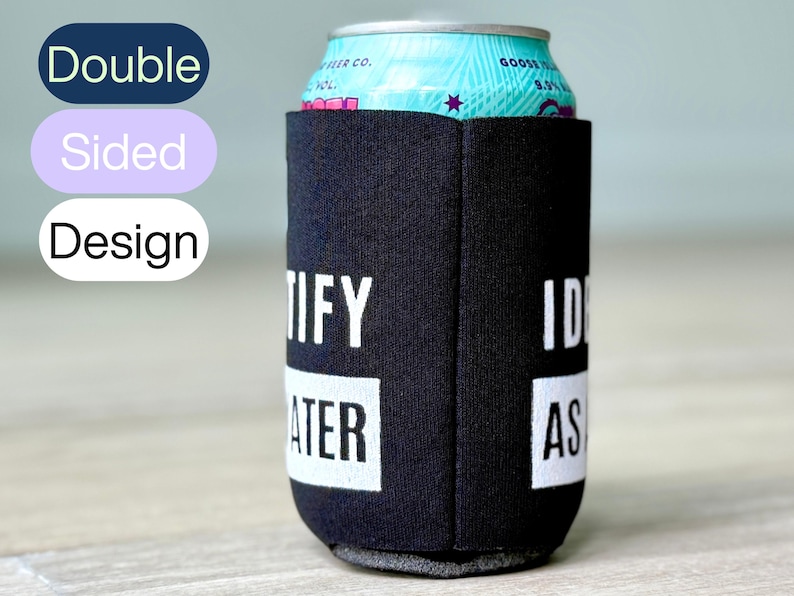 Op de afbeelding: Zwarte neopreen blikjeskoeler met witte tekst die aan &eacute;&eacute;n kant "Ik zou liever drinken" en aan de andere kant "Identificeer jezelf als een waterpersoon" zegt.