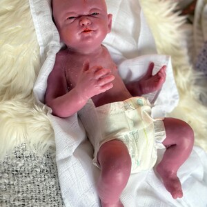 Jacob, muñeco prematuro realista que bebe y moja, de silicona de cuerpo completo, pieza única de Magdalena's Art-Baby. imagen 7